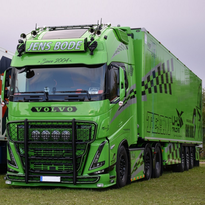 Talmu dagrijlamp HELDER gemonteerd op Volvo FH5