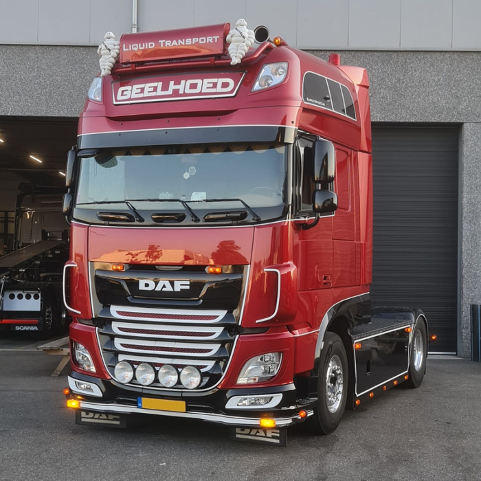 Talmu dagrijlamp geel gemonteerd op een DAF XF 106 van Geelhoed - Deense dagrijlamp - EAN: 6416386134316