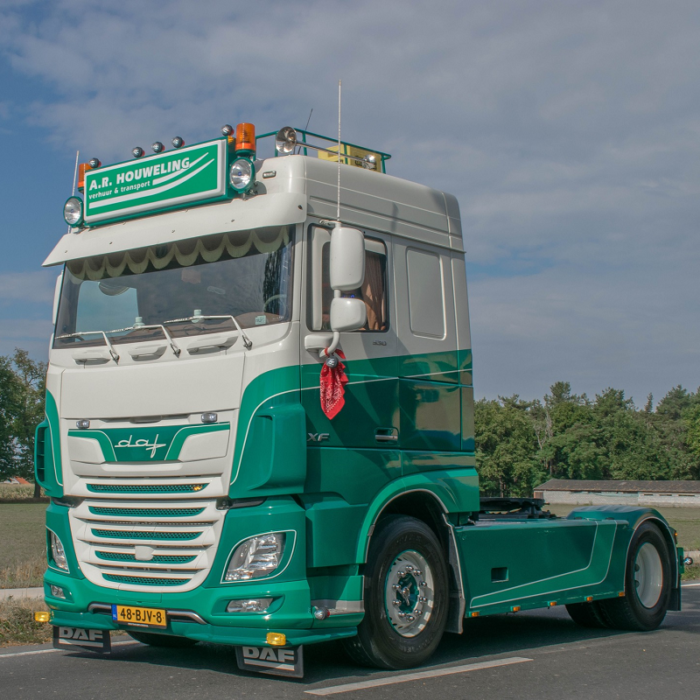 DAF vrachtwagen met helder glas dubbelbrander op de grille