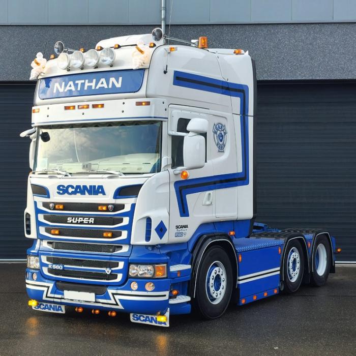 Scania vrachtwagen met oranje glas dubbelbrander op de grille