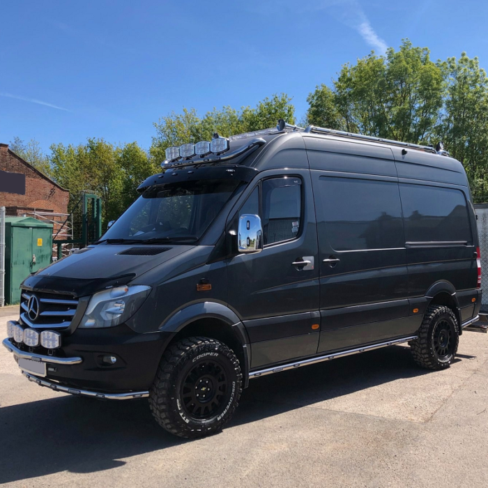 Mercedes Benz sprinter met lampen en luchthoorn
