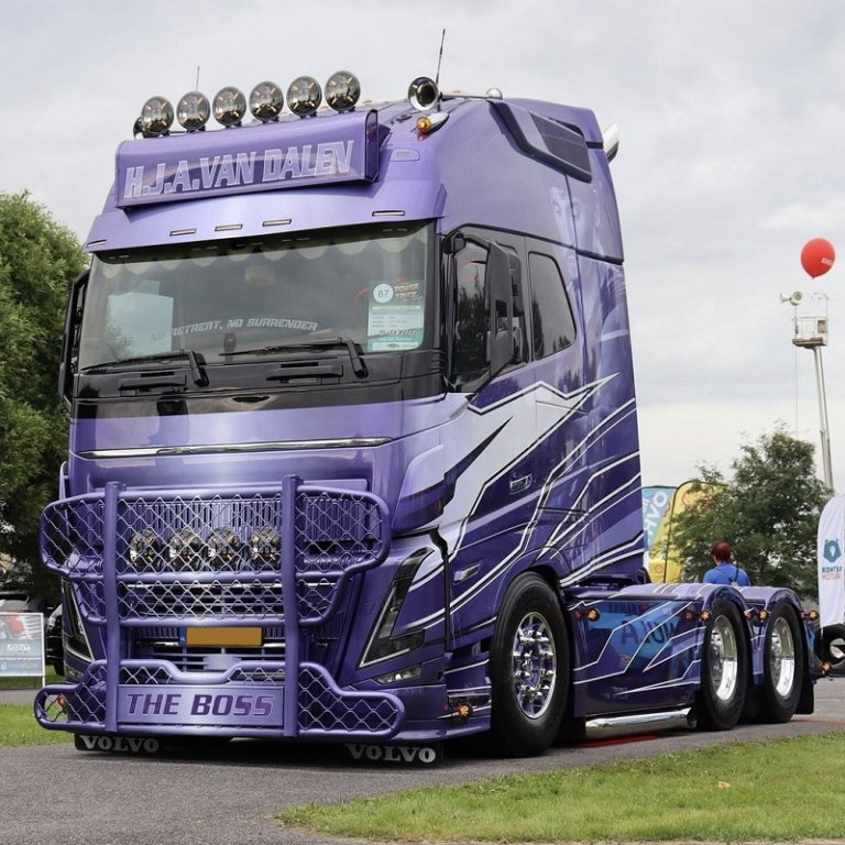 Volvo FH5 LKW mit einem Nedking Edelstahl Drucklufthorn 95cm