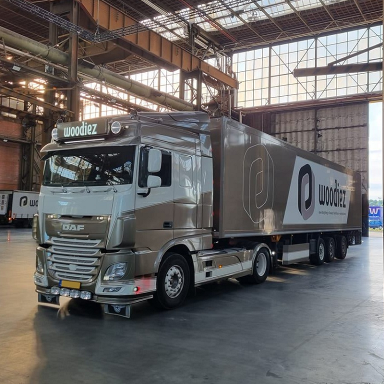 DAF XF LKW mit quadratischem / classic Leuchtkasten - Nedking LED Leuchtkasten 130x30cm - EAN: 6090432523592