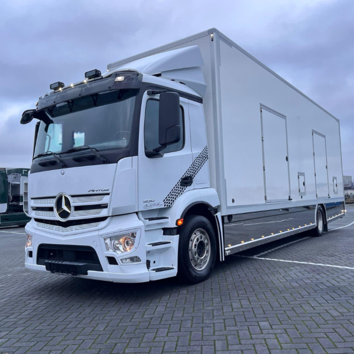 TN-012322 gemonteerd op een Mercedes truck