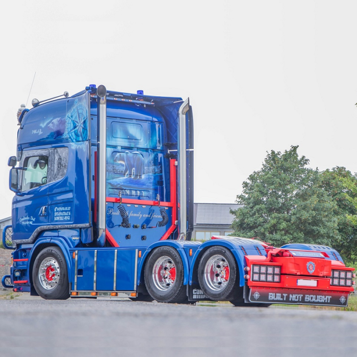 Scania vrachtwagen met diverse soorten Strands verlichting