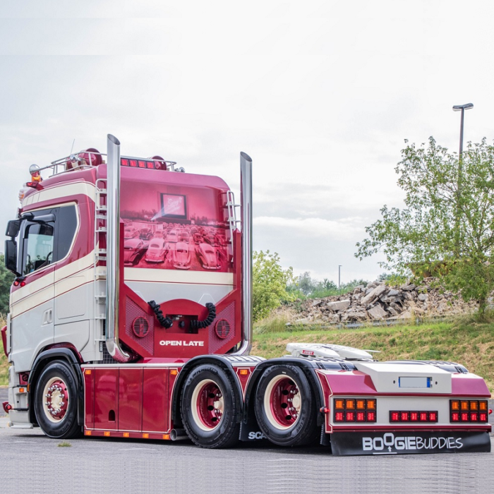 Scania vrachtwagen met diverse soorten Strands verlichting