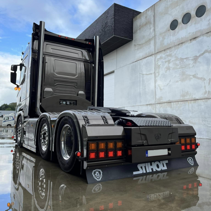 Scania vrachtwagen met diverse soorten Strands verlichting