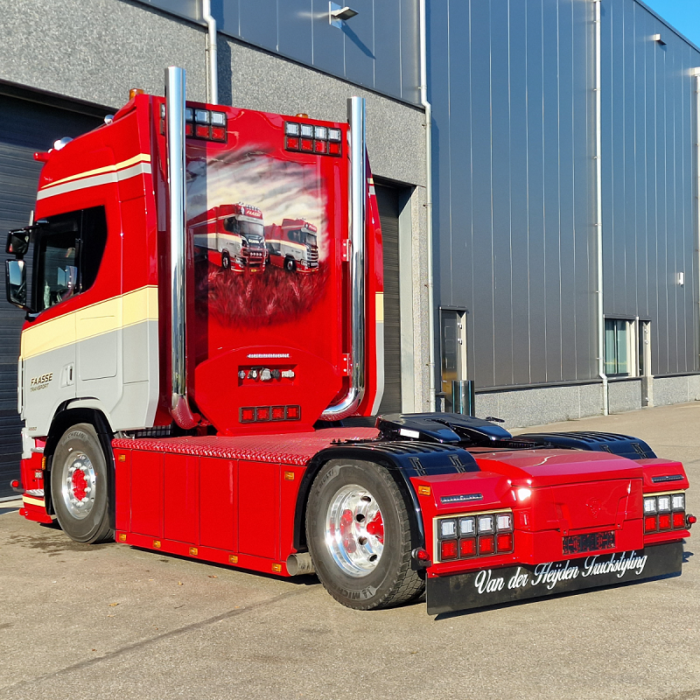 Scania vrachtwagen met diverse soorten Strands verlichting - gemaakt door van der Heijden Truckstyling Boxtel