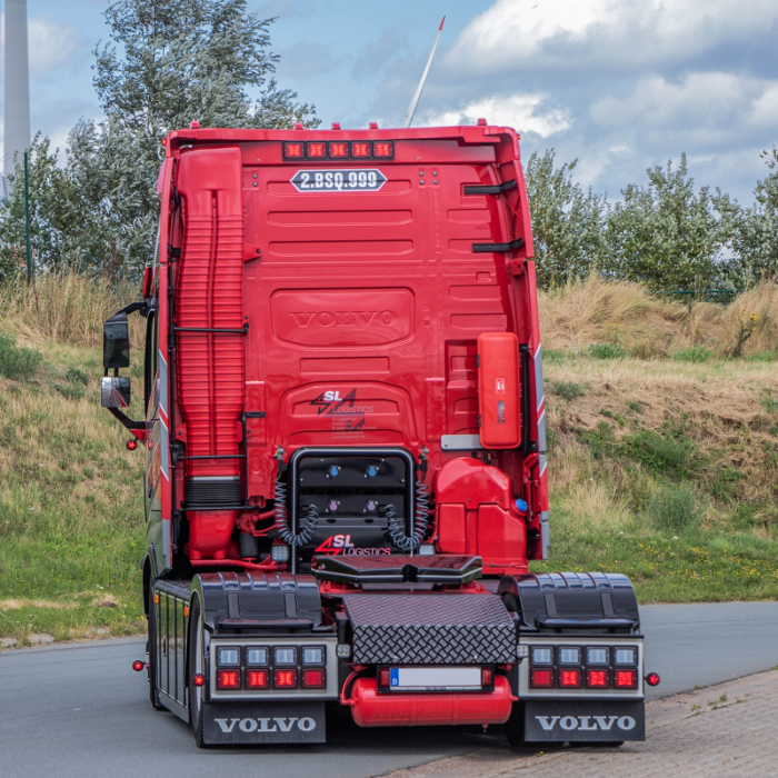 Vrachtwagen uit België met een Deense achterbumper die voorzien is van diverse soorten Strands verlichting