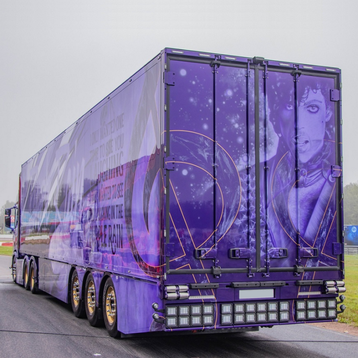 Vrachtwagen trailer uit Zwitserland met air brush verf laag die voorzien is van diverse soorten Strands verlichting