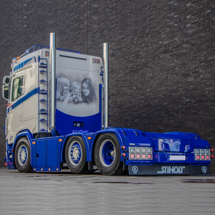 Scania vrachtwagen met diverse soorten Strands verlichting