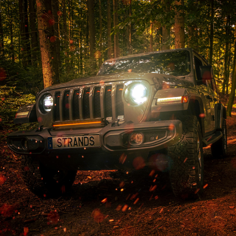 Jeep mit montierter Strands 809403 an der vorderen Stoßstange - Beleuchtung über dem Kennzeichen montiert