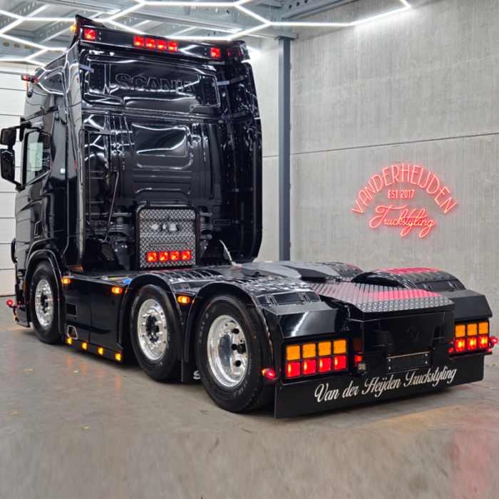 Scania Next Gen vrachtwagen met diverse extra lampen - gemaakt door van der Heijden Truckstyling uit Boxtel