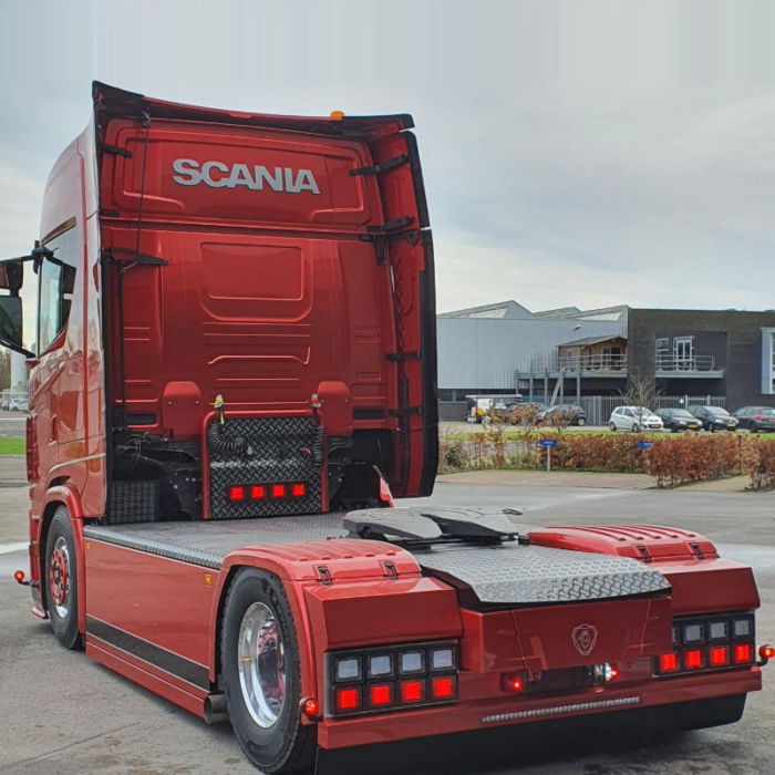 Scania Next Gen vrachtwagen met diverse extra lampen - gemaakt door van der Heijden Truckstyling uit Boxtel