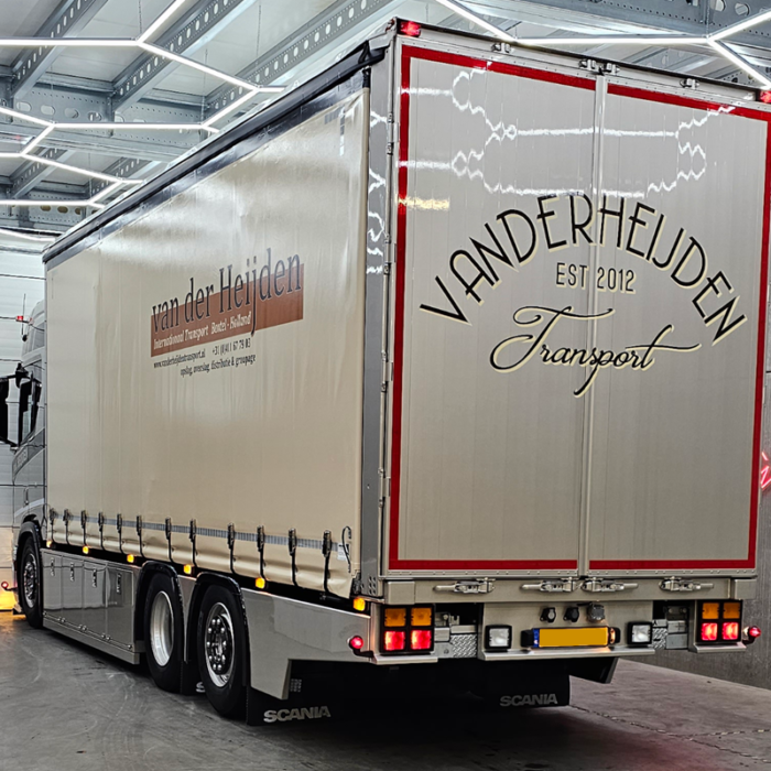 Vrachtwagen achterbumper met LED breedtelamp