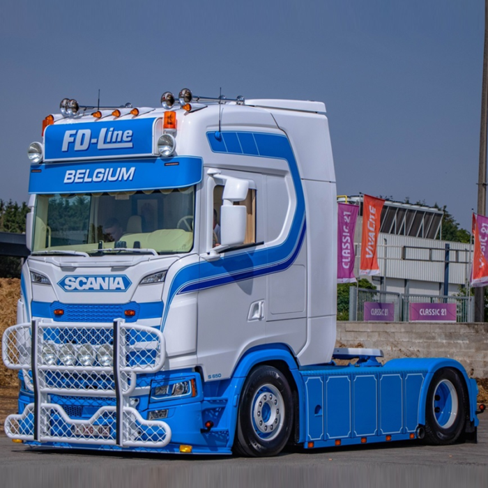 Scania vrachtwagen met diverse soorten extra verlichting en BULLBAR
