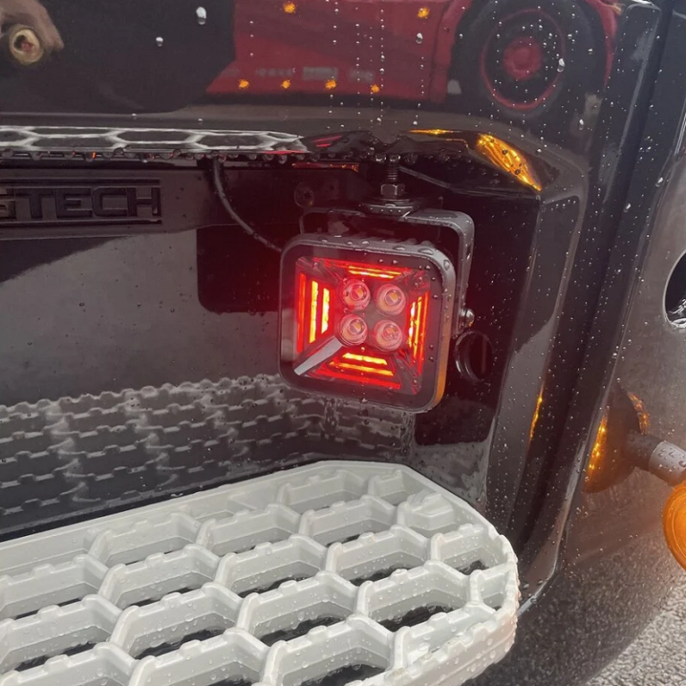 LKW-Einstiegsbereich mit sehr hellem LED Arbeitsscheinwerfer der Marke Strands - Arbeitsscheinwerfer ist mit einem roten Standlicht ausgestattet