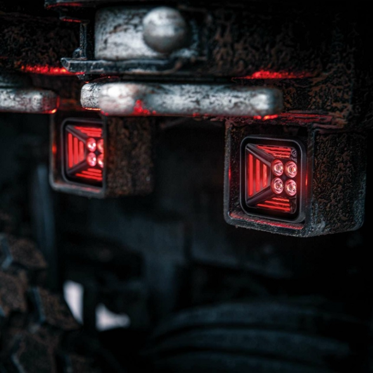 SUV-Trittstufe für Ladefläche mit hellem LED Arbeitsscheinwerfer der Marke Strands - Arbeitsscheinwerfer ist mit einem roten Standlicht ausgestattet
