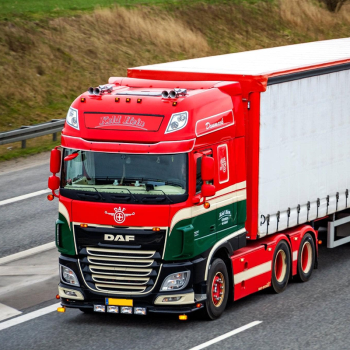 DAF XF 106 vrachtwagen met voorloopas met 4 Hadley toeters op het dak