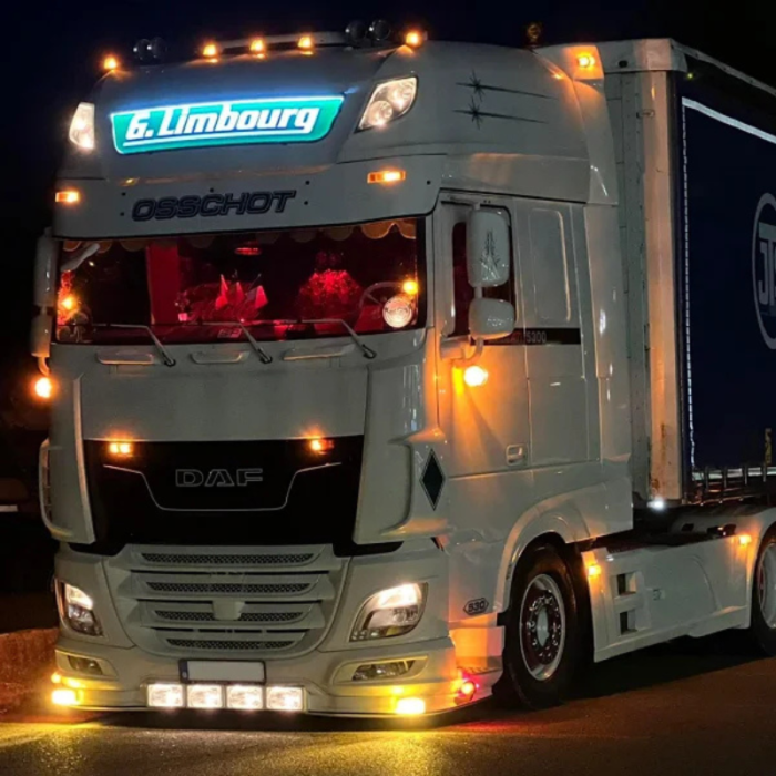 Volvo vrachtwagen met daklicht links