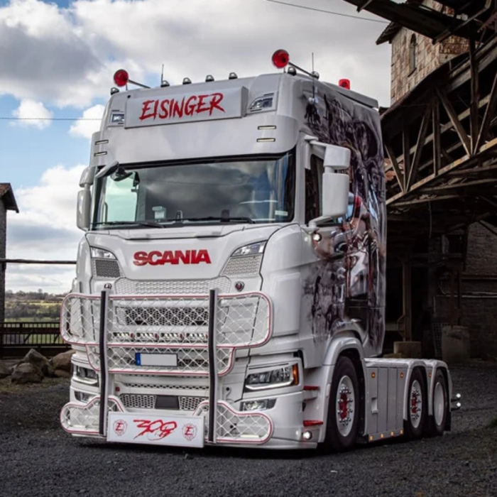 Scania vrachtwagen met daklicht rechts