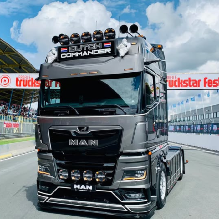 Luchthoorn zwart messing gemonteerd op een MAN vrachtwagen