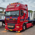Oranje toplicht gemonteerd op een DAF vrachtwagen