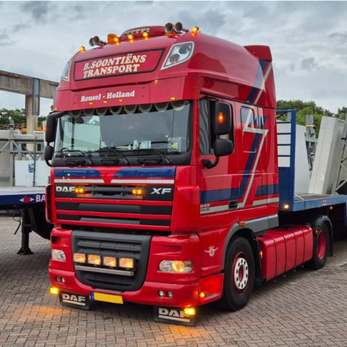 Rood toplicht gemonteerd op een DAF vrachtwagen