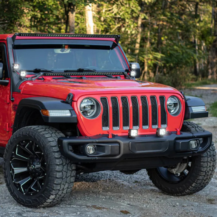 Black Magic Edgeless Cube 2.7 gemonteerd op een Jeep