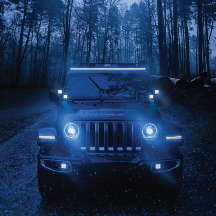 Black Magic Edgeless Cube 2.7 gemonteerd op een Jeep